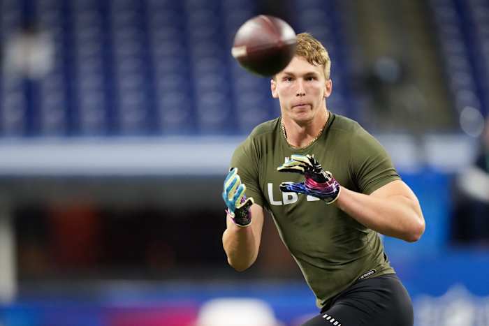 Mar 2, 2023; Indianapolis, IN, USA; Arkansas linebacker Drew Sanders (LB26) participates in drills during the NFL Combine at Lucas Oil Stadium.